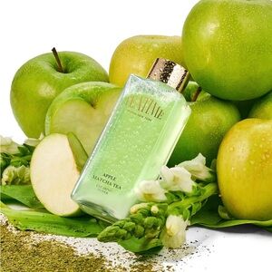 La Tavie Apple Matcha Tea Cleansing Toner - Green